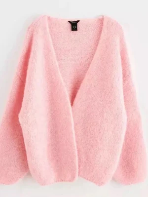 Ljusrosa fluffig kofta - Supermjuk och oversized ljusrosa kofta med fluffig textur och djup V-ringning. Perfekt för lager på lager och ger en mysig vibe till din outfit. Långa ärmar och öppen framtill.