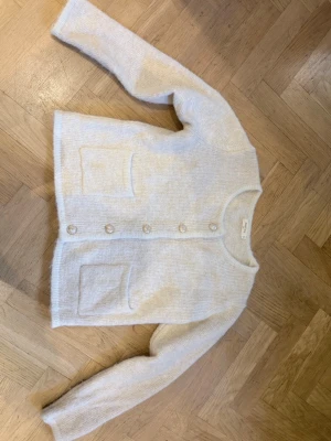 Ljusbeige kofta från SensUniq - Mysig ljusbeige kofta från SensUniq köpt från Bush Copenhagen. Perfekt att ha öppen på sommaren och stängd för höst och vinter. Kommer tyvärr inte till användning🤍