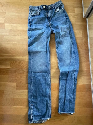 Blå raka jeans från Pull&Bear - Snygga blå jeans från Pull&Bear i rak modell 