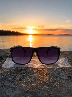Lila solglasögon - Säljer ett par riktigt snygga lila solglasögon som är perfekta nu till sommaren 💯💫 Liknar väldigt mycket Ray-Ban Bofriend solglasögon men till ett mycket billigare pris 🔥Pris diskuteras vid snabb affär !