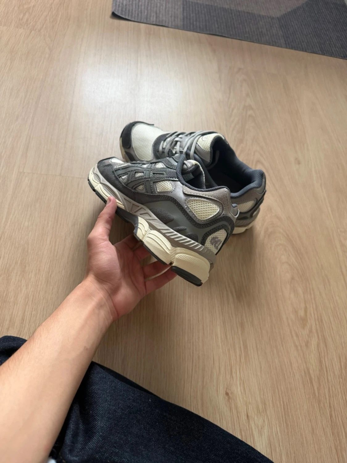 Gråvita Asics sneakers - 2