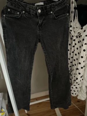 Gråa straight leg jeans, Perfect Jeans - Säljer ett par gråa straight leg jeans från Perfect Jeans. Jeansen har klassisk femficksmodell, normal midja och knappgylf. Materialet är denim med en tvättad look som ger en cool vintagekänsla.