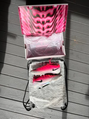 Nike Mecurial VM - Hej! Säljer ett par Nike Mercurial Vapor 17 rosa skor | Storlek 41 använda 5 gånger | Allt originalit tillkommer box, påse, kvitto | Hör av dig vid frågor 😀