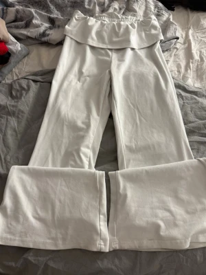Vita utsvängda leggings med hög midja - Snygga vita leggings och utsvängda ben. Mjukt och stretchigt material som sitter bekvämt. Perfekta för dig som gillar en trendig och avslappnad stil. Passar till många olika outfits och är lätta att matcha.