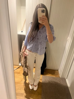 Intressekoll - Intressekoll på denna skitsnygga blåa detaljerade blusen med trekvartsärm! Perfekta blusen för att få den där eleganta looken. Endast andvänd fåtal gånger, så är i ett mycket bra skick. Skriv vid frågor, skriv gärna även innan ni köper!💖💖💗