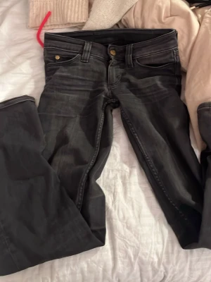 Svarta low waist flare jeans  - Säljer ett par svarta jeans som är low waist flare var mörkare förut men haft de så länge så det har blivit blekta men det märks inte 💕är W24 men passar mig som har W25 perfekt 💕
