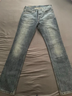 Lee jeans - Säljer ett par blå jeans med raka ben och snygga slitningar framtill. Jeansen har klassisk femficksdesign och en ljus tvätt på låren och knäna för en cool, avslappnad look. Perfekta till vardagsstilen och passar till det mesta.