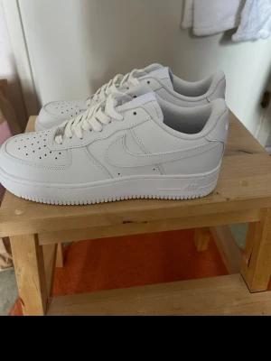 Nike Air Force 1 sneakers - Säljer dessa i princip hel nya air force 1, använda 2-3 gånger max, riktig snygga och clean sko nu för sommaren, skorna är i storlek EU43, original förpackning tillkommer. Pris kan diskuteras!!