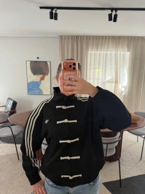 Svart adidas tang jacket  - Svart adidas tang jacka. Aldrig använd 