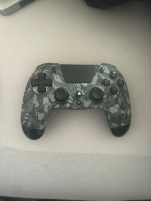 Ps4 kontroll - Tjena, säljer en kontroll som tillhör ps4 versionen, är i mycket gott skick, inga defekter, alla knappar funkar och går att ladda, fungerar ej till ps5, köpt på Elgiganten för 499 kr. Laddare ingår ej,