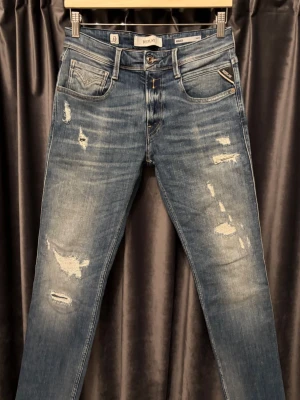 Replay anbass aged 10  - Replay anbass aged 10 - skick 9/10, mycket bra skick! - storlek 29/32, men jeansen är lite uppsydda, så passar längd 30 - otroligt feta jeans med schyssta slitningar! - hör av er vid frågor🙌