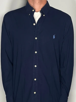 Ralph Lauren skjorta - Säljer en riktigt snygg och trendig Ralph lauren skjorta i fint skick, storlek M, vid frågor är det bara att skriva //Gramenti
