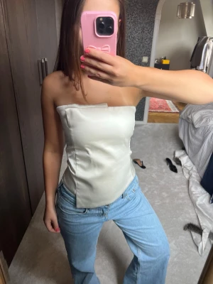 Bandeau topp - Superfin asymmetrisk satintopp i bandeaumodell. Perfekt fest/middagstopp, några trådar har gått (se bild) men är inget man tänker på när man har den på sig.   #satintopp #festtopp #zaratopp #bandeautopp #asymmetrisk #asymmetrisktopp #satin #siden
