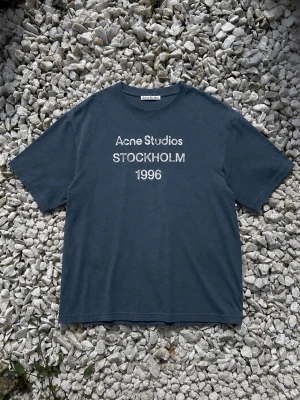 Acne studios Tshirt - Hej! Säljer min acne studios T-shirt i den Deep blue färgen.  Den är storlek S. Passar lite baggy skulle jag säga. Den är bara lite för dyr för mig att behålla. Speciellt nu när jag ska resa en del. Köpt från Acne studios ett tag sen för 3300kr. All inköpsbevis finns. Skriv om ni har frågor. Säljer för 1050