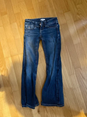 Gina jeans🤍 - Säljer mina fina jeans från Gina young🤍Snygg och bekväm modell som passsar till både vardag och fest. Jeansen är i fint skick och är sköna att bära. inga hål! Hör av dig vid frågor😊hoppas du vill köpa!