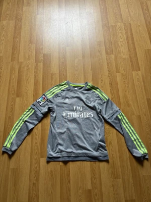 Real Madrid 2015/16 äkta Ronaldo 7 - Som ovanstående är det en äkta Real Madrid tröja ifrån 2015/16 men Ronaldo på ryggen. Tröja är i storlek 152/S och är i bra skick men finns såklart tecken på dess ålder. Hör av dig vid funderingar!