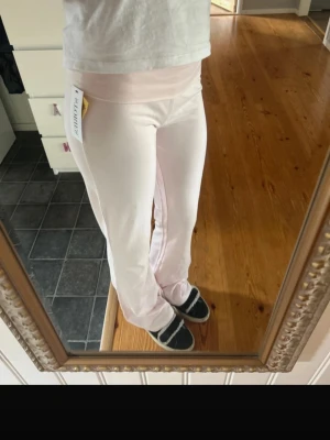 Ljusrosa yoga pants - Säljer ett par ljusrosa yoga pants från Mjukt och stretchigt material. Sälja pga köpte fel storlek🩷