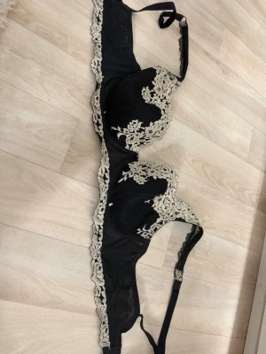 Intimissimi bh  - En svart intimissimi bh med bygel, svart med vita blommor i storlek 75 E
