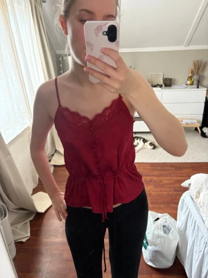 Röd satin topp - Säljer min röda satin topp, finns inga lappar kvar 