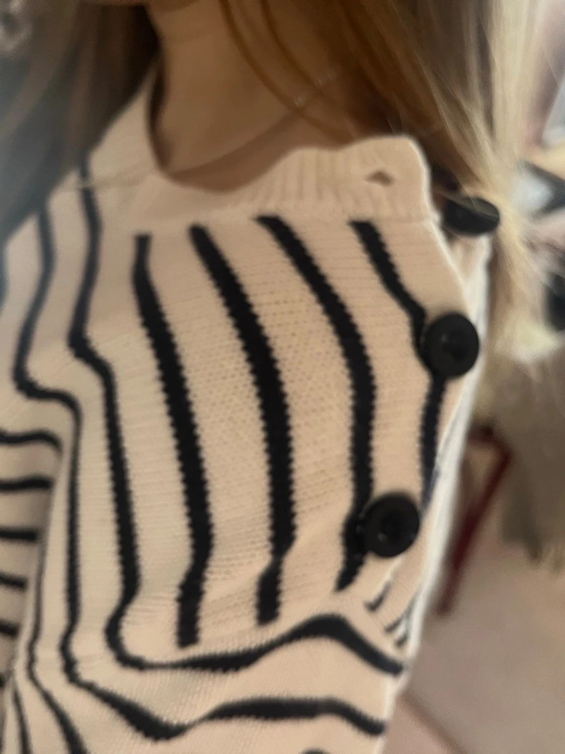 Randig stickad tröja med knappar - 1