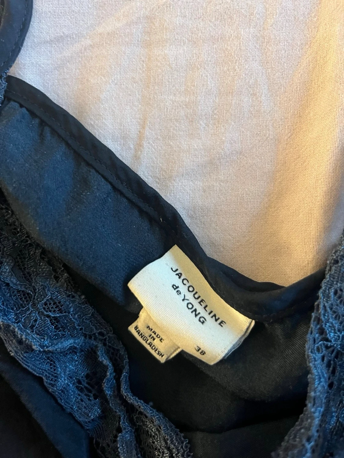 Mörkblå linne med spets från Jacqueline de Yong - 1