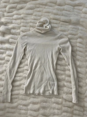 Polo tröja  - Säljer denna polo tröja med hög krage i storlek XS. I nyskick, aldrig använd. Vid intresse är det bara att höra av sig💕