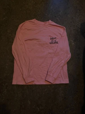 Gallery dept longsleave  - Fin gallery dept tröja i rosa och nästan nytr skick kan gå ner i pris vid snabbt köp