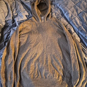 Mörkbrun hoodie från Oscar Jacobson i kashmir och ull - Snygg mörkbrun hoodie från Oscar Jacobson, tillverkad i Italien. Hoodien har en klassisk huva och ribbade muddar vid ärmslut och nederkant. Perfekt för en avslappnad och stilren look. Materialet känns mjukt och bekvämt mot huden. Det är storlek xs men fungerar som storlek S också. 