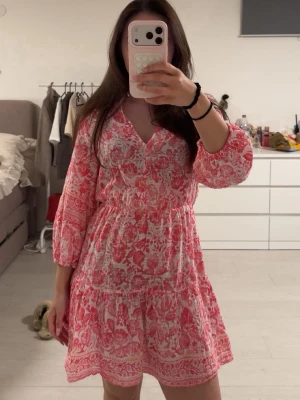 rosa klänning zara - KOM MED BUD! fin klänning från zara, inte så använd, säljs ej längre. strl xs ☺️