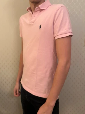Ralph Lauren pike  - Hej säljer denna sjukt snygga Ralph Lauren pike som passar perfekt nu till sommaren. Den är storlek S slimfit. Hör av er vid några frågor. 