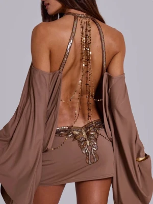 Beige kortklänning med öppen rygg - Klänningen är aldrig använd🤩Snygg beige kortklänning med spektakulär öppen rygg och dekorativa paljettdetaljer. Klänningen har halterneck och långa, vida ärmar som faller elegant. Materialet är mjukt och följsamt, perfekt för dig som vill sticka ut med en unik design. Klänningen både sitter och ser exakt ut som på bilderna😍 tyvärr var denna klänning förstor för mig 😖