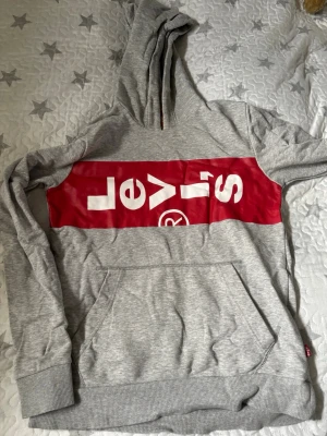 Levis hoodie  - Storlek 16? Kanske S/M. Fint skick 