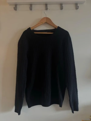 Tiger of Sweden stickad tröja  - Kabelstickad tröja från tiger of Sweden, står storlek XL men krympt i tvätten som gjort att den passar mig perfekt som vanligtvis är XS/S. Hör av dig om du har några frågor! 💗🫶🏼