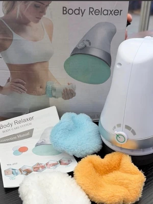 Body Relaxer massageapparat - Elektrisk massageapparat från Body Relaxer med vit plastkropp och utbytbara mjuka massagehuvuden i blått, gult och vitt. Perfekt för avslappning och kroppsvård. Kommer med instruktionsmanual och originalförpackning.