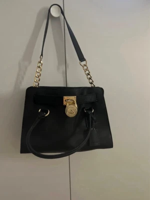 Michael Kors-väska i nyskick - Äkta Michael Kors-väska som jag fått i present för några år sedan. Nypris är 9000-10000 svenska kronor. Använder den inte så säljer den. 