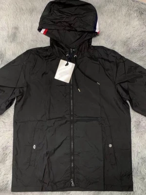 Moncler Windbreaker Svart - Säljer min äkta oanvänd Moncler Windbreaker i (Storlek M). Vindjackan har inga skador och har NFC tag Scan som tar dig direkt till Moncler hemsidan 
