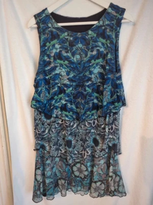 Klänning - Desigual mönstrad kort klänning i storlek L, normal i storleken. Nyskick endast använd 1 gång, som ny.