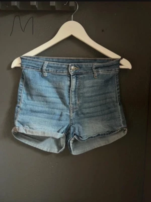 Blåa denimshorts  - Strechiga