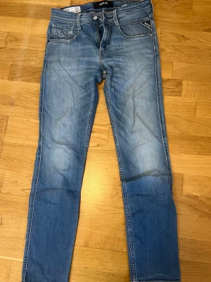 Replay anbass jeans  - Säljer ett par blå slim fit jeans från Replay med snygga slitningar. Har använts i 1 år men har vuxit ifrån dem i storlek.  Pris är 400 men vid snabbare affär kan jag går ner i pris.                                                          Hör av er vid minsta lilla fråga!