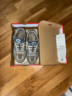 Nike p6000 - Nike p6000 sneakers i olika nyanser av grått med vita detaljer och synlig Air-sula. Skorna har en sportig design med mesh och syntetmaterial, samt klassisk Nike-logga på sidan och plös. Perfekta för dig som gillar streetwear och retrostil.