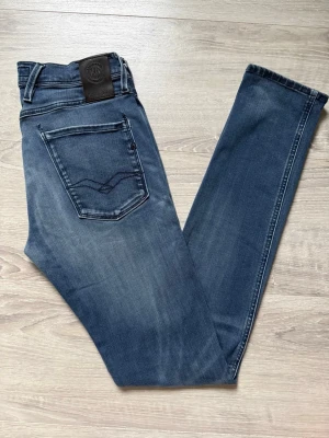 Blå slim fit jeans från Replay - || Säljer ett par blå slim fit jeans från Replay || Storlek W31 L36 || Jättebra skick och även väldigt snygga byxor || Vid fundering är det bara att hojta till !
