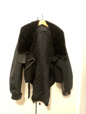 ALEXANDER WANG x Saga Furs jacka i läder och mink päls  - Snygg svart skinnjacka med stor krage i bortagbar mink päls från Finland och quiltat innerfoder. Jackan har detaljer som bälte i midjan, dragkedjor och fickor samt förstärkta partier på armbågarna. Perfekt för dig som vill ha en statementjacka med coola detaljer otroligt sällsynt one of one.