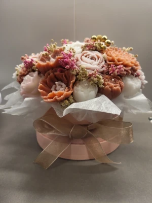 Ljusbukett - Alla blommer är små ljus med doft.                                      Just denna är en förlovnings bukett mem kan juteras till någon annan tillfälle. Detta är stl m på boxen