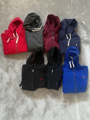 RALPH LAUREN ZIP/HOODIES  - 300kr/st                                                                  skriv för mer info!                                                                Storlekar från S-L