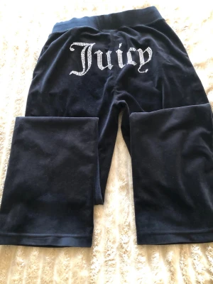  Juicy byxor svarta💕 - Säljer mina svarta Juicy byxor på grund av att dom e för långa och förstora i låten köpte dom för 1200kr helt nya har handvänt dom ksk 4 eller 6 gånger 😊jete fina i skicket skriv via frågor och så💕