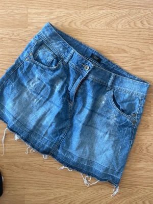 Blå jeanskjol med rå kant från F&F - Storlek Xl men mycket mycket mer som en M/L enligt mig.