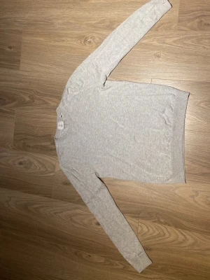 Ljusgrå basic tröja med rund hals - Ljusgrå stickad bomulls tröja storlek S men ganska liten i storleken