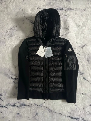 Snygg Cardigan  - En mycket fin aldrig använd cardigan. Jackan har inga defekter därmed i nyskick. Säljs pga köptes som present men kom aldrig till någon  användning.                                                                     Priset kan diskuteras!