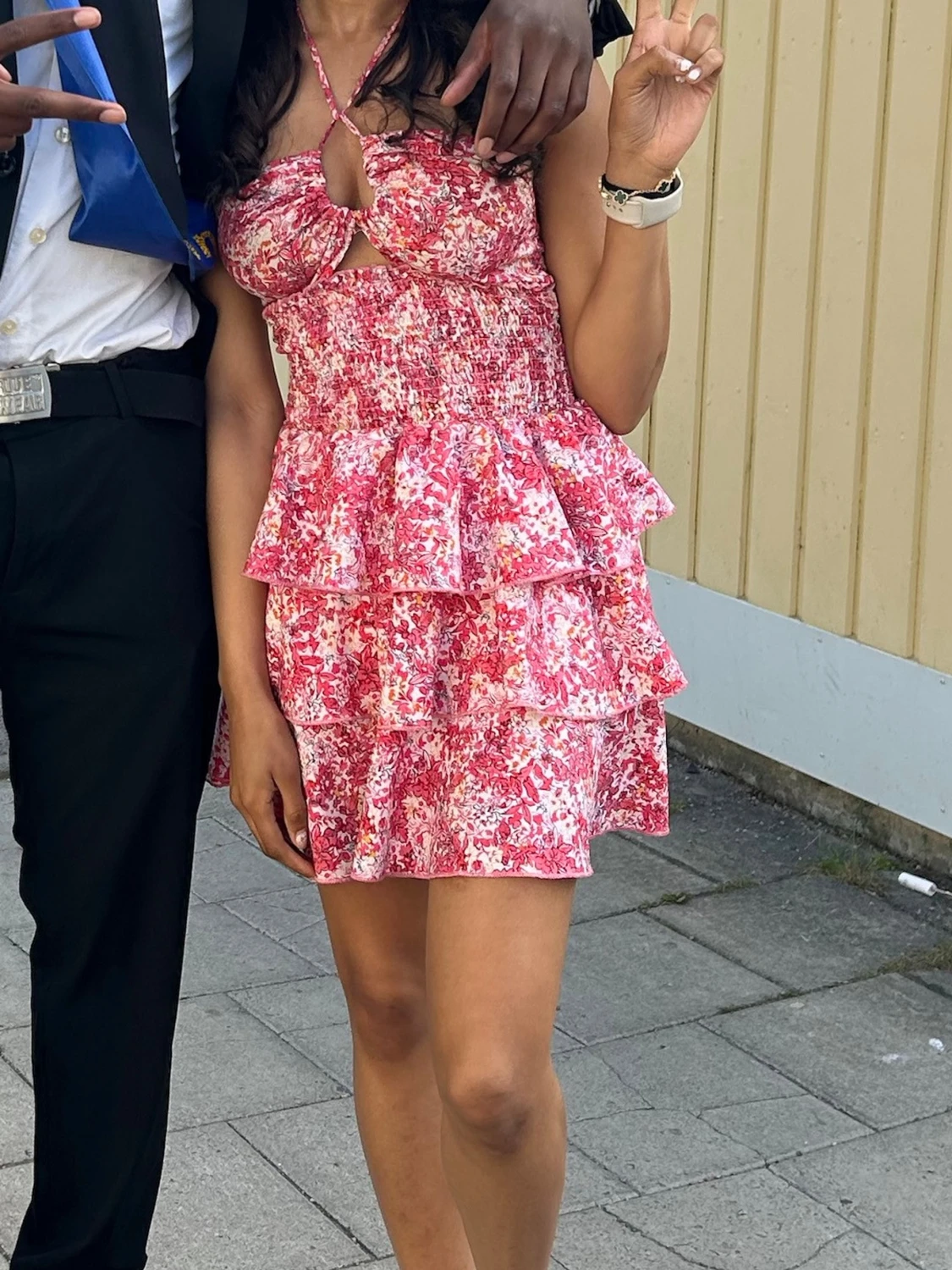 Blommig rosa volangklänning