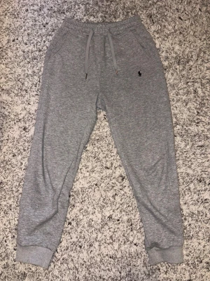  Polo Ralph Lauren set (byxor) - Snygga grå mjukisbyxor från Polo Ralph Lauren. Du hittar hoodien till den i min profil🤞